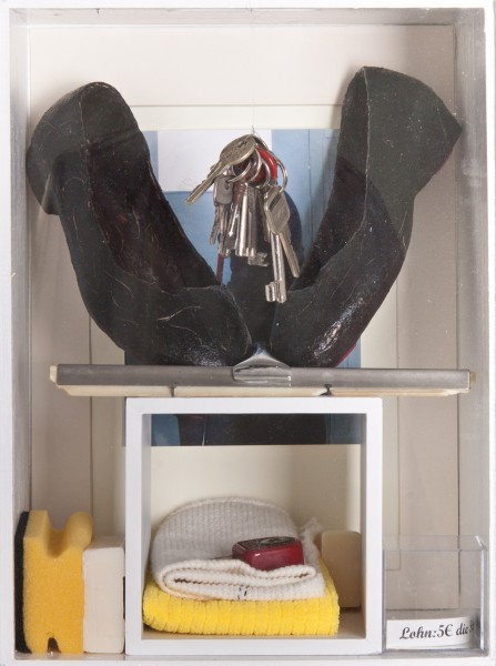 "Los zapatos de la mujer de la limpieza"
Zapatos tratados con cscara de banano,artculos de limpieza,reloj,foto, Schluessel.
2010
